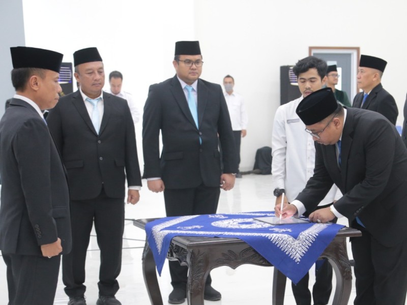 Kepala Kantor Wilayah Direktorat Jenderal Imigrasi Jawa Tengah, Is Edy Ekoputranto menyaksikan penandatanganan berita acara pelantikan.