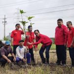 Ketua DPC PDI Perjuangan, Adi Sutarwijono disaksikan jajaran pengurus partai melakukan penghijauan dengan menanam bibit mangga dan ketela.