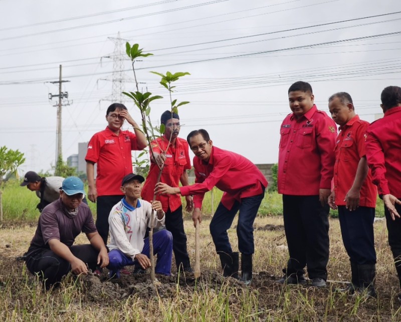 Ketua DPC PDI Perjuangan, Adi Sutarwijono disaksikan jajaran pengurus partai melakukan penghijauan dengan menanam bibit mangga dan ketela.