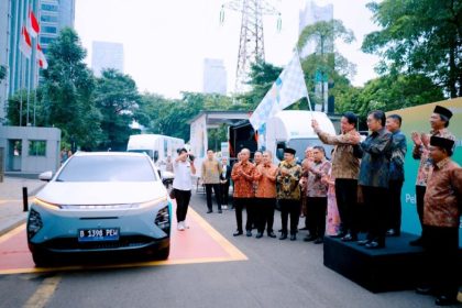 Direktur Utama BSI Hery Gunardi (kiri) bersama Komisaris Utama BSI Muliaman D Hadad (kanan) melepas secara simbolik mobil listrik dan mobil musala untuk mendukung astacita pemerintah melalui penerapan ESG Environmental, Social, dan Governance (ESG) untuk ekonomi hijau.