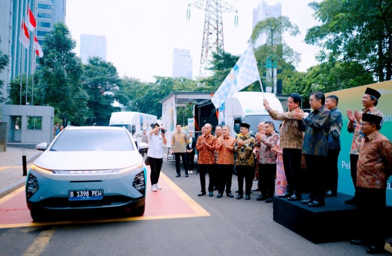 Direktur Utama BSI Hery Gunardi (kiri) bersama Komisaris Utama BSI Muliaman D Hadad (kanan) melepas secara simbolik mobil listrik dan mobil musala untuk mendukung astacita pemerintah melalui penerapan ESG Environmental, Social, dan Governance (ESG) untuk ekonomi hijau.