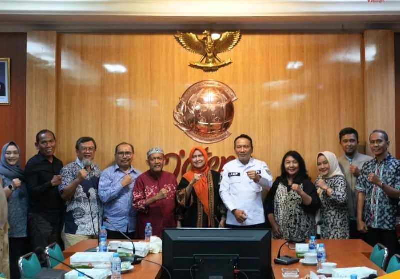 Rombongan keluarga besar lkatan Pejabat Pembuat Akta Tanah (IPPAT) Jawa Timur foto bersama dengan Kakanwil BPN Jateng, Lampri. 