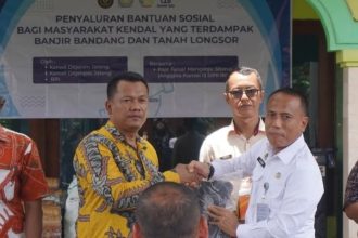 Kakanwil Direktorat Jenderal Imigrasi Jawa Tengah, Is Edy Ekoputranto (kanan) bersama perwakilan dari stakeholder.