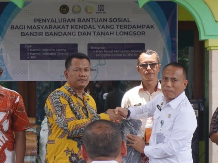 Kakanwil Direktorat Jenderal Imigrasi Jawa Tengah, Is Edy Ekoputranto (kanan) bersama perwakilan dari stakeholder.