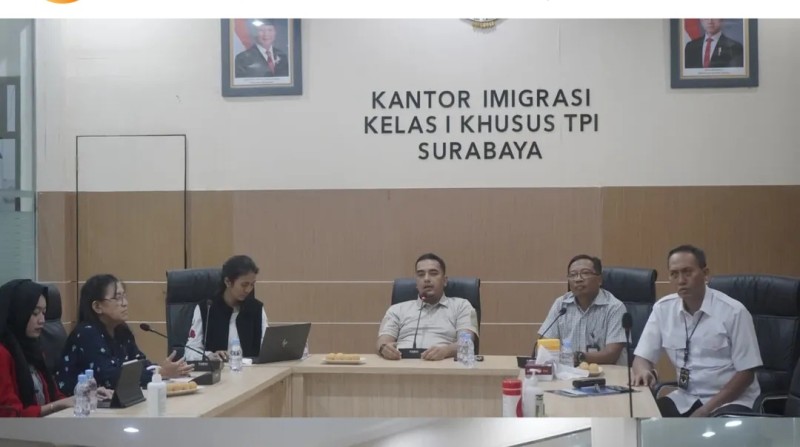 Kepala Seksi Penindakan Keimigrasian, Kantor Imigrasi Kelas I Khusus TPI Surabaya, Raden Putra Kusumaatmaja memimpin kegiatan sosialisasi.