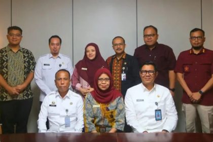 Kakanwil Ditjen Imigrasi Jateng, Is Edy Ekoputranto (duduk sebelah kiri) foto bersama jajaran Ombudsman RI Perwakilan Jawa Tengah.