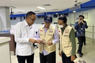 Kepala Kantor Imigrasi Kelas I Khusus TPI Batam, Hajar Aswad memperkenalkan program Kepala Perwakilan Ombudsman RI Provinsi Kepulauan Riau, Lagat Parroha Patar Siadari beserta rombongan.