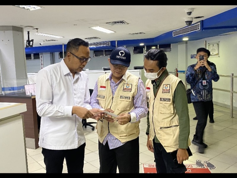 Kepala Kantor Imigrasi Kelas I Khusus TPI Batam, Hajar Aswad memperkenalkan program Kepala Perwakilan Ombudsman RI Provinsi Kepulauan Riau, Lagat Parroha Patar Siadari beserta rombongan.