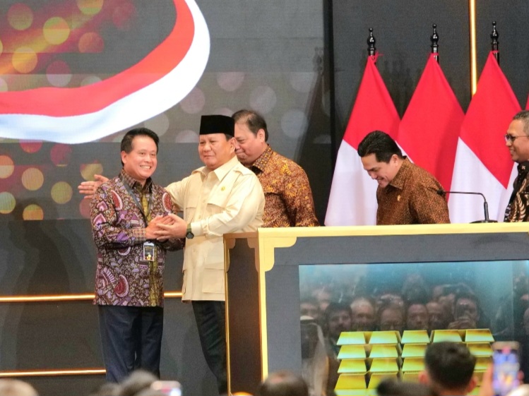 Presiden Republik Indonesia Prabowo Subianto (tengah) didampingi Direktur Utama BSI Hery Gunardi (kiri), Menteri Koordinator Bidang Perekonomian Airlangga Hartanto, Menteri BUMN Erick Thohir dan Direktur Utama PT Pegadaian Damar Latri Setiawan (kanan).