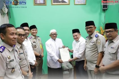 Kakanwil BPN Jatim menyerahkan sertifikat tanah wakaf kepada Yayasan Nurul Anwar Tuban. 