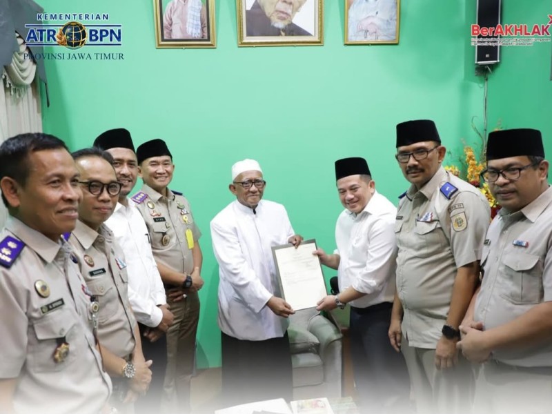 Kakanwil BPN Jatim menyerahkan sertifikat tanah wakaf kepada Yayasan Nurul Anwar Tuban. 