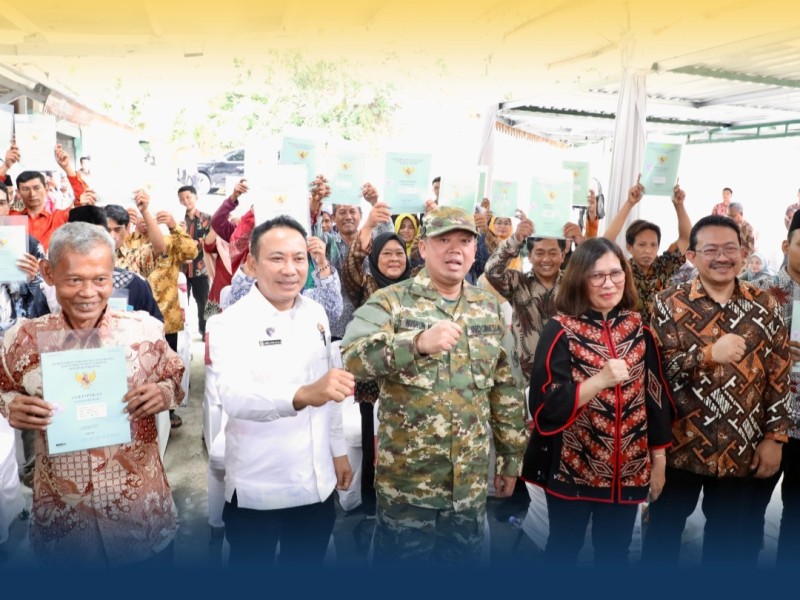 Kakanwil BPN Jawa Tengah, Lampri mendampingi Menteri Nusron Wahid dalam kegiatan pembagian sertifikat di Semarang.