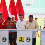 Presiden Republik Indonesia Prabowo Subianto meresmikan 17 stadion disaksikan Ketua Umum PSSI Erick Thohir dan Gubernur Jawa Timur Khofifah Indar Parawansa.