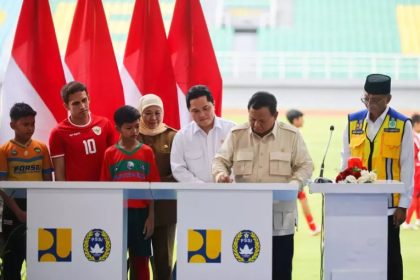 Presiden Republik Indonesia Prabowo Subianto meresmikan 17 stadion disaksikan Ketua Umum PSSI Erick Thohir dan Gubernur Jawa Timur Khofifah Indar Parawansa.