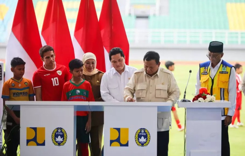 Presiden Republik Indonesia Prabowo Subianto meresmikan 17 stadion disaksikan Ketua Umum PSSI Erick Thohir dan Gubernur Jawa Timur Khofifah Indar Parawansa.