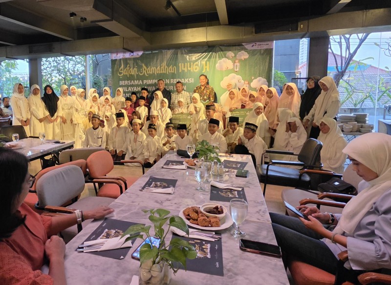 Puluhan anak yatim piatu bersama jajaran SKK Migas dan Ketua PWI Jatim, Lutfil Hakim, berfoto bersama dalam kegiatan Safari Ramadhan.