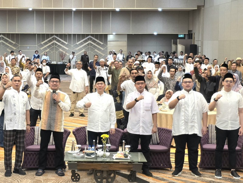 Keluarga besar Golkar Surabaya mengikuti acara Silaturahmi dan Buka Puasa bersama Adies Kadir dan Blegur Prijanggono.