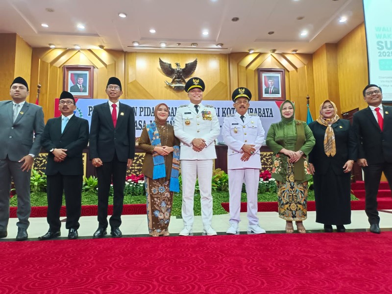 Pimpinan DPRD bersama Wali Kota dan Wakil Wali Kota Surabaya usai Rapat Paripurna.