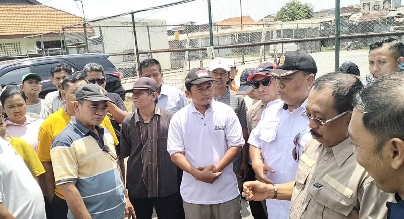 Wakil Wali Kota Surabaya Armuji disambati para PKL Pagesangan Timur yang mengeluh tak bisa berjualan selama puasa.