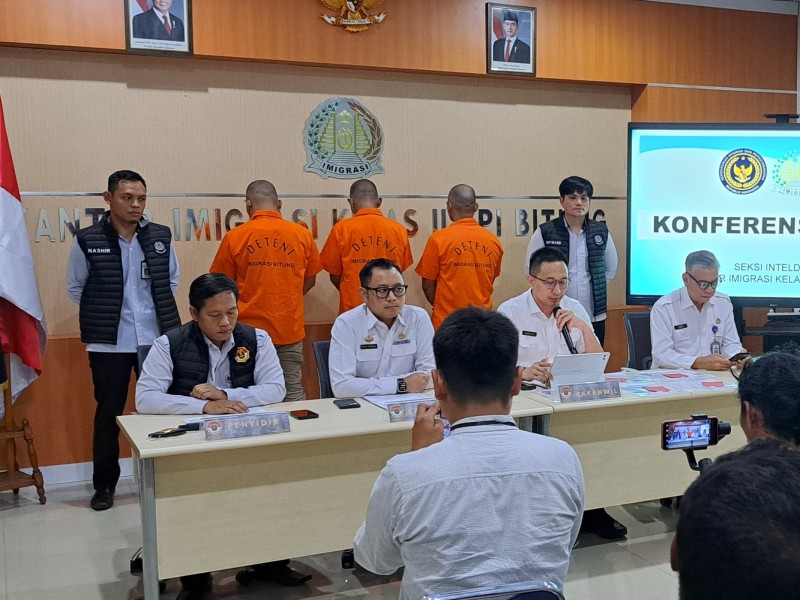 Kakanwil Ditjen Imigrasi Sulawesi Utara, Ramdhani, didampingi jajaran dari Kantor Imigrasi Bitung, memberikan keterangan kepada wartawan.