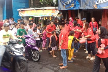 Suasana pembagian takjil oleh anggota PAC PDI Perjuangan Sikokerto bagi-bagi takjil, Minggu sore, 9 Maret 2025, di Jalan Sidotopo, Kelurahan Simokerto.