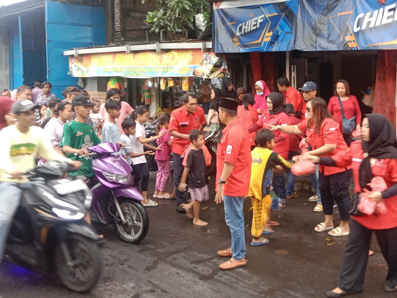 Suasana pembagian takjil oleh anggota PAC PDI Perjuangan Sikokerto bagi-bagi takjil, Minggu sore, 9 Maret 2025, di Jalan Sidotopo, Kelurahan Simokerto.