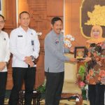 Kakanwil Ditjen Imigrasi Pamuji, Kakanwil Ditjen Pemasyarakatan Kadiono bersama Kakanwil Kemenkum Jatim Haris Sukamto memberikan cenderamata kepada Gubernur Jatim Khofifah Indar Parawansa.