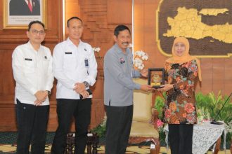 Kakanwil Ditjen Imigrasi Pamuji, Kakanwil Ditjen Pemasyarakatan Kadiono bersama Kakanwil Kemenkum Jatim Haris Sukamto memberikan cenderamata kepada Gubernur Jatim Khofifah Indar Parawansa.