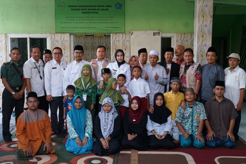 Wakil Bupati Sidoarjo, Lilik Idayana foto bersama dengan anak-anak panti asuhan di wilayah Kecamatan Krian.