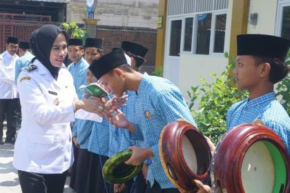 Wakil Bupati Sidoarjo, Hj Mimik Idayana disambut musik hadiah.