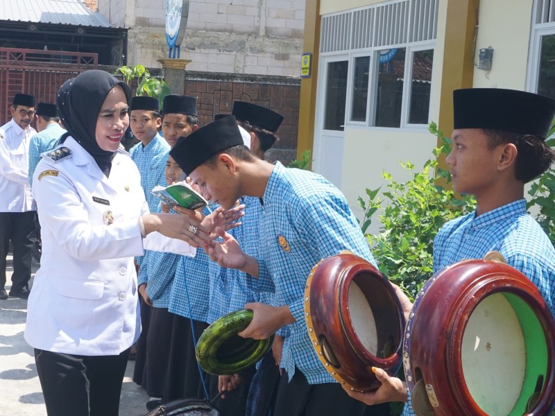 Wakil Bupati Sidoarjo, Hj Mimik Idayana disambut musik hadiah.