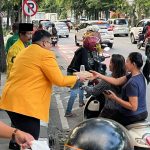 Ketua Fraksi DPRD Partai Golkar Surabaya, Aldy Blaviandi membagikan takjil di depan kantor Partai Golkar.