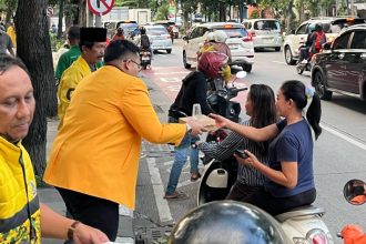 Ketua Fraksi DPRD Partai Golkar Surabaya, Aldy Blaviandi membagikan takjil di depan kantor Partai Golkar.