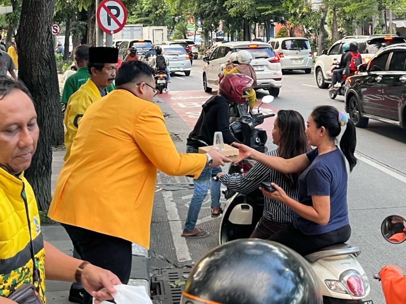 Ketua Fraksi DPRD Partai Golkar Surabaya, Aldy Blaviandi membagikan takjil di depan kantor Partai Golkar.