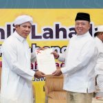 Menteri Nusron Wahid menyerahkan sertifikat wakaf kepada pengasuh sekaligus ahli waris Pondok Pesantren Dalwa, Al Habib Segaf Baharun.