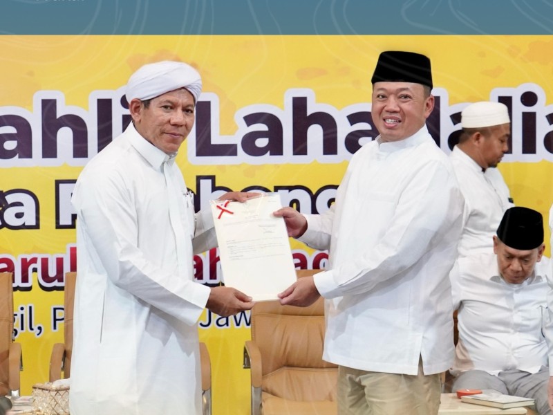 Menteri Nusron Wahid menyerahkan sertifikat wakaf kepada pengasuh sekaligus ahli waris Pondok Pesantren Dalwa, Al Habib Segaf Baharun.