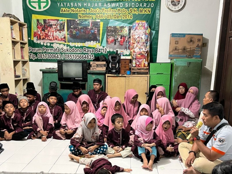 Pembina wadah sosial Askring Peduli, Chandra (kanan) mengajak anak-anak panti menyambut bulan Ramadan dengan penuh kegembiraan.