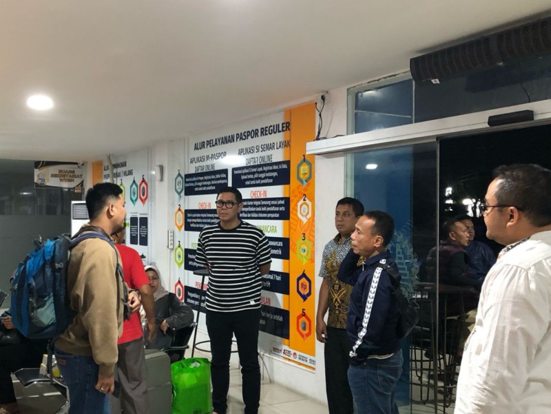 Kakanwil Ditjen Imigrasi Jawa Tengah, Is Edy Ekoputranto didampingi Kakanim Semarang, Guntur Sahat Hamonangan, menyambut kedatangan peserta mudik bareng.