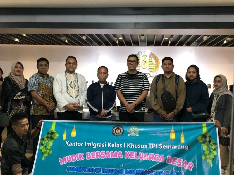 Peserta mudik bersama foto dengan jajaran Imigrasi Semarang dan Kakanwil Ditjen Imigrasi Jawa Tengah, Is Edy Ekoputranto.