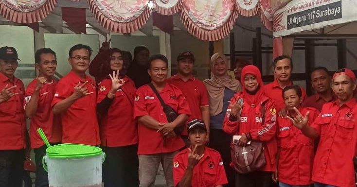 Para pengurus PAC PDI Perjuangan Kecamatan Sawahan foto bersama usai bagi-bagi takjil.