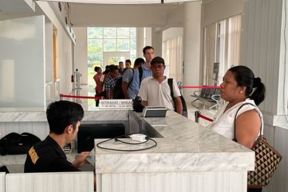 Petugas imigrasi di PLBN Motaain melayani pelintas saat libur Lebaran.