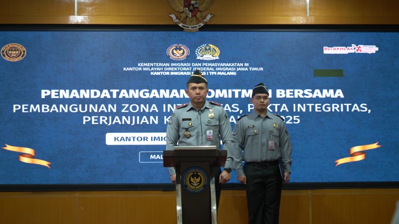Kepala Kantor Imigrasi Malang, Anggoro Widjanarko, bersama para pejabat struktural, komitmen dalam membangun tata kelola pemerintahan yang bersih dan akuntabel.