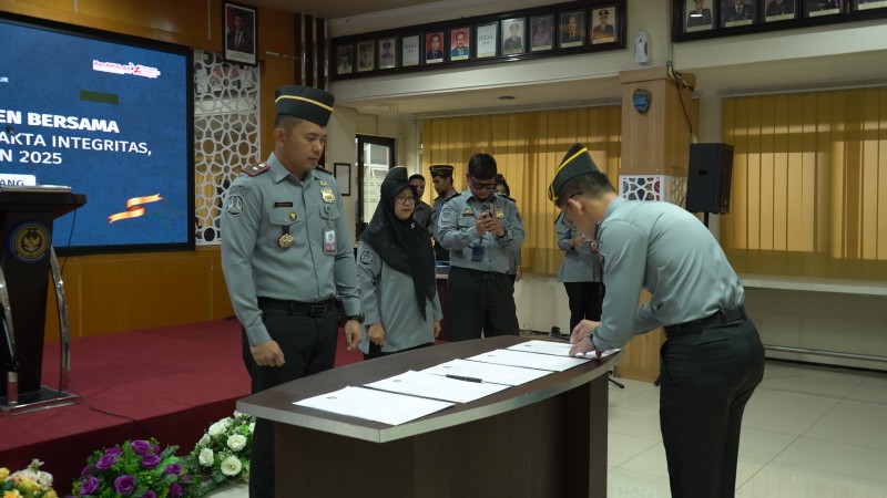 Kepala Kantor Imigrasi Malang, Anggoro Widjanarko, menyaksikan penandatanganan zona integtutas menuju wilayah bebas dari korupsi (WBK).