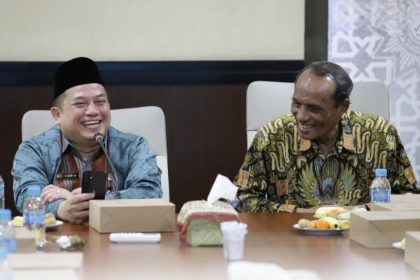 Kakanwil BPN Jatim, Asep Heri berbincang santai dengan Thohir Luth, Wakil Ketua Bidang Wakaf, Hukum HAM, Hikmah dan Kebijakan Publik.