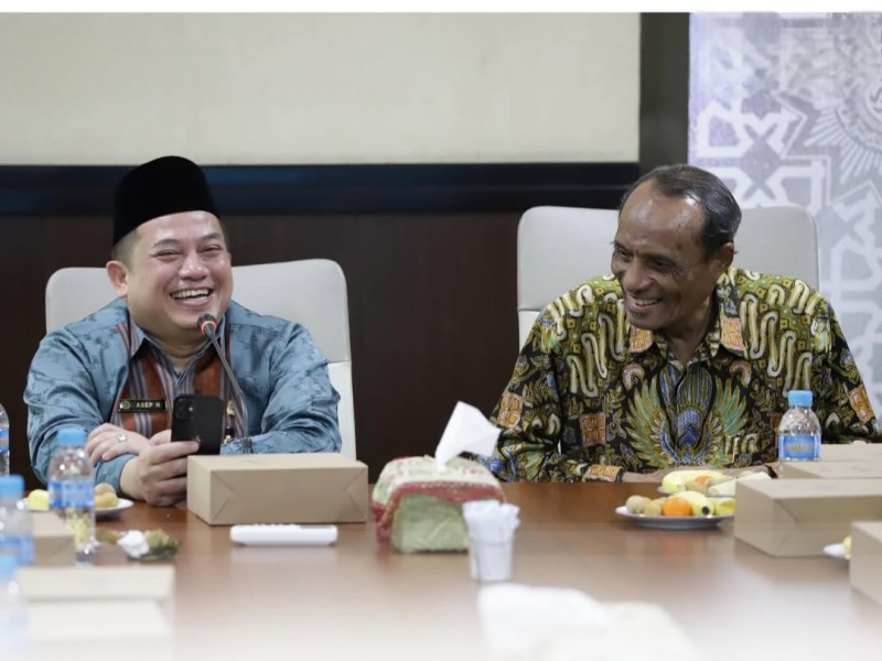 Kakanwil BPN Jatim, Asep Heri berbincang santai dengan Thohir Luth, Wakil Ketua Bidang Wakaf, Hukum HAM, Hikmah dan Kebijakan Publik.