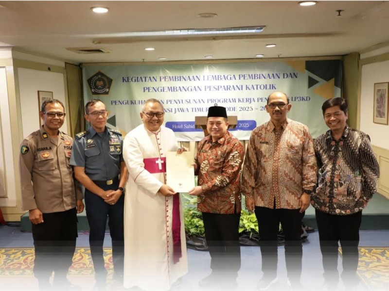 Kakanwil BPN Jatim, Asep Heri menyerahkan sertifikat tanah ibadah gereja Katolik kepada pengurus di acara LP3K.