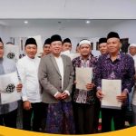 Kakanwil BPN Jateng, Lampri (dua dari kiri), mendampingi Menteri Nusron Wahid usai penyerahan sertifikat wakaf.