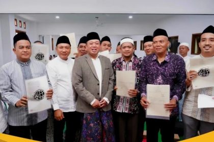 Kakanwil BPN Jateng, Lampri (dua dari kiri), mendampingi Menteri Nusron Wahid usai penyerahan sertifikat wakaf.