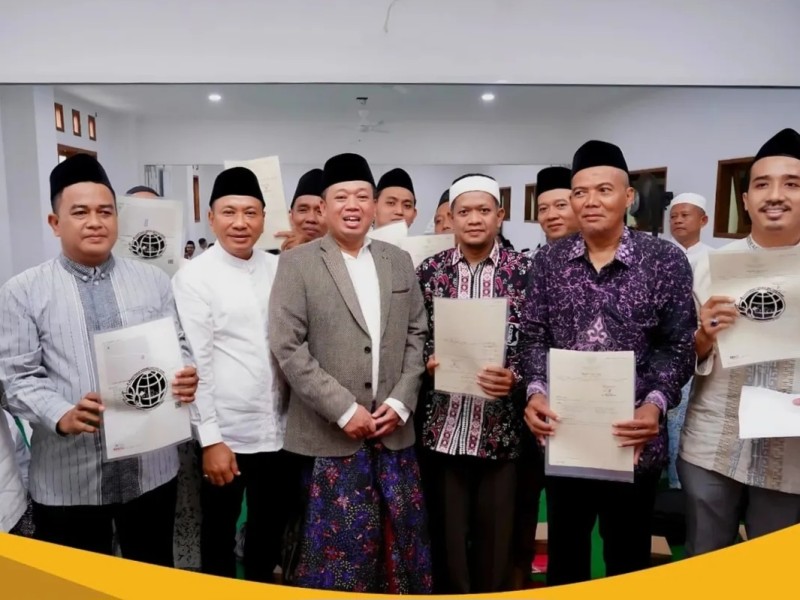 Kakanwil BPN Jateng, Lampri (dua dari kiri), mendampingi Menteri Nusron Wahid usai penyerahan sertifikat wakaf.