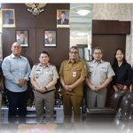 Kakanwil BPN Jatim, Asep Heri, foto bersama usai menerima kunjungan dari Persada Hindu Dharma Indonesia (PHDI) di kantornya, kemarin.